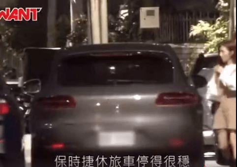 人在车上吃瓜,共享旅途美味时光